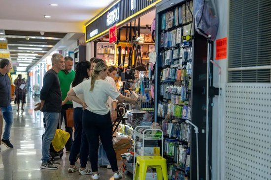 ▲资料图片：2024年9月23日，浙江义乌，外商正在国际商贸城通讯器材、小家电外贸产品区选购下单。（视觉中国）