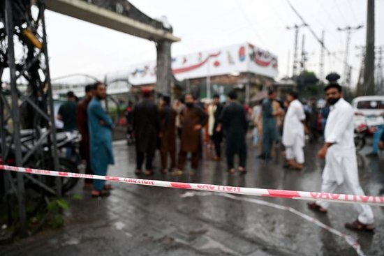 5月8日，人们聚集在巴基斯坦旁遮普省拉瓦尔品第的印度无人机袭击现场附近。新华社发（艾哈迈德·卡迈勒摄）