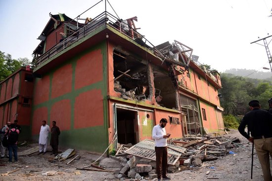 这是5月7日在巴控克什米尔地区首府穆扎法拉巴德拍摄的遭印度空袭的建筑。新华社发（穆罕默德·丁·穆加尔摄）