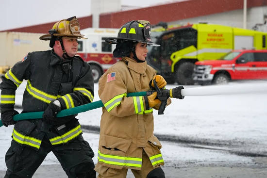  当地时间3月17日，诺姆在阿拉斯加州进行模拟灭火。图源：美国土安全部官网