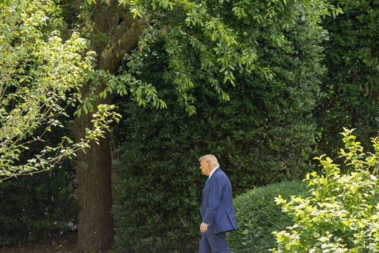  6月6日，在美国华盛顿白宫，美国总统特朗普准备登机。新华社记者胡友松摄