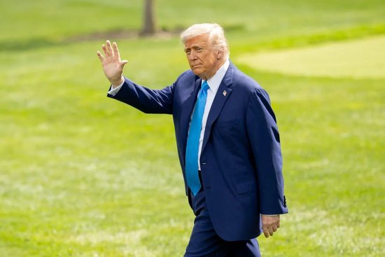 6月6日，在美国华盛顿白宫，美国总统特朗普准备登机。新华社记者胡友松摄