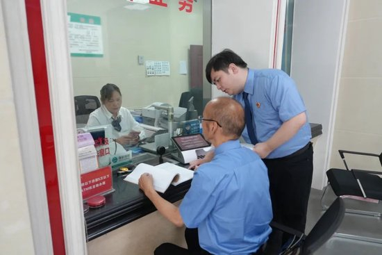 检察官到银行取证。