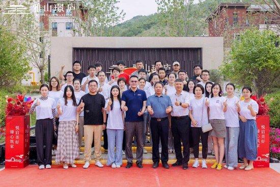 远洋建管团队与委托方负责人合影
