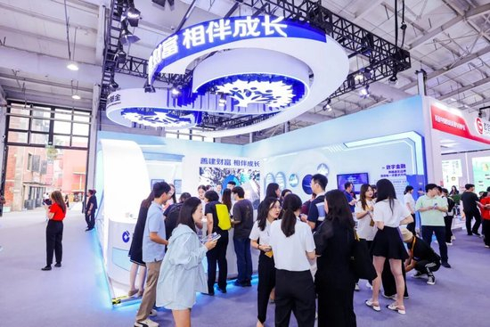 ▲建信基金“五篇大文章”主题展区首次亮相金融服务专题展