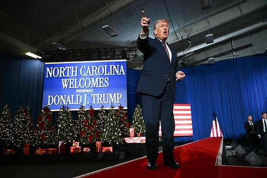 12月19日晚，特朗普在北卡罗来纳州发表讲话。 视觉中国