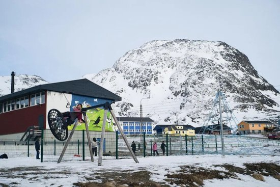 2025年3月21日，在丹麦自治领地格陵兰岛纳尔萨克，孩子们在路边玩耍。新华社记者彭子洋摄