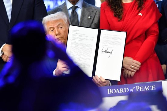 1月22日，美国总统特朗普在瑞士达沃斯举行的世界经济论坛2026年年会上签署文件，启动所谓“和平委员会”。新华社记者连漪摄