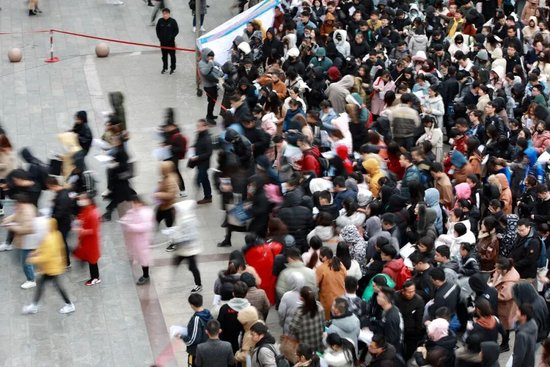  某国考考点，警戒线解除后考生大量涌入考场，大有“千军万马过独木桥”之势/图源：视觉中国