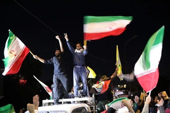  2026年2月28日，民众在伊拉克首都巴格达举行示威，抗议美国和以色列军事打击伊朗。新华社发（哈利勒·达伍德摄）