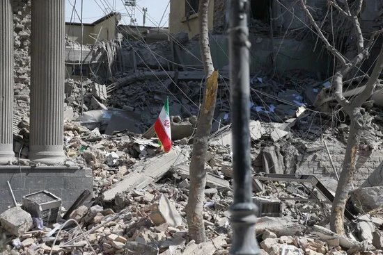 这是在伊朗德黑兰革命广场附近拍摄的一处损毁的建筑。新华社记者 沙达提 摄