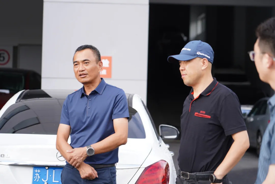 宣浪（左一。图片来自苏州市保险行业协会）