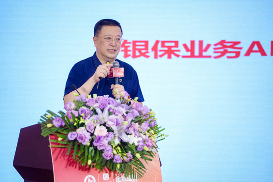 客户已经搬到线上，银保的经营体系还留在线下，陆敏给出的解法是AI。