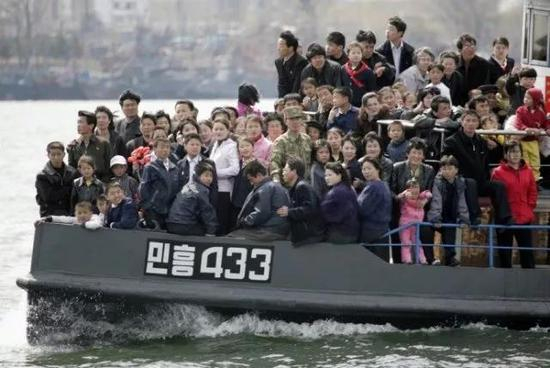 △ 朝鲜人民遥望丹东