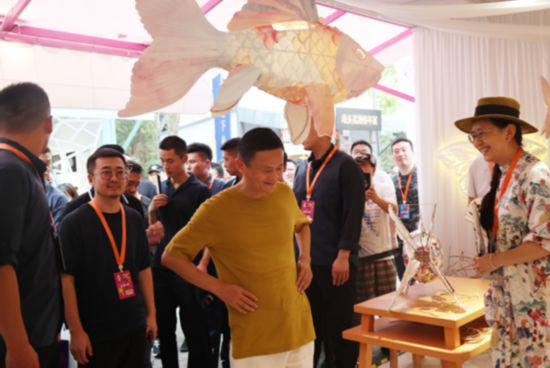 图/马云三天内两次参观造物节神店