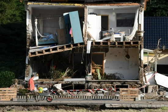 2021年7月18日，德国莱茵兰-普法尔茨州，洪水中损毁的房屋。图/法新