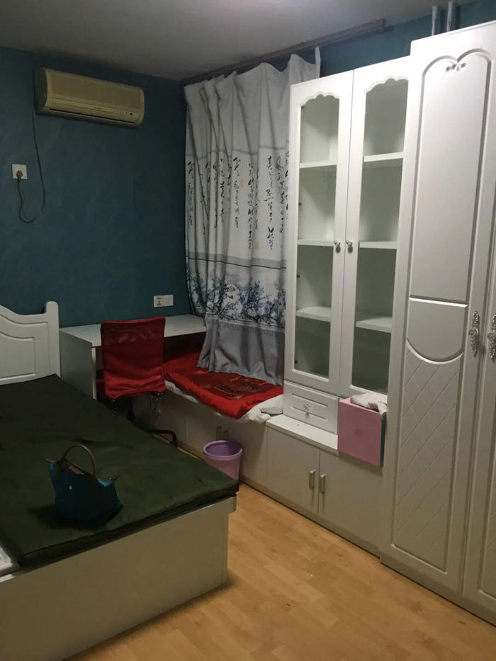 房东家中的卧室。