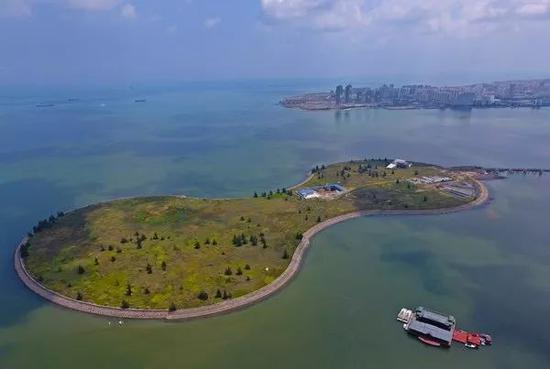 “沉睡”在一湾海水中的填海项目葫芦岛&nbsp; 中房报记者 陈标志 ⁄ 摄