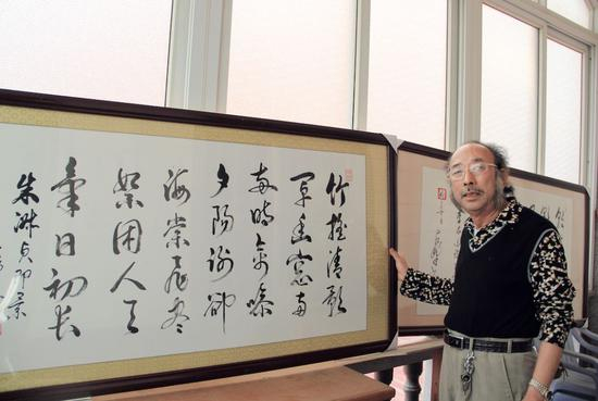 陈德良回到东庄镇，做起了乡绅，莆田系和他一起在民营医院业界逐渐淡出。图为陈德良和他的书法。摄影：严凯