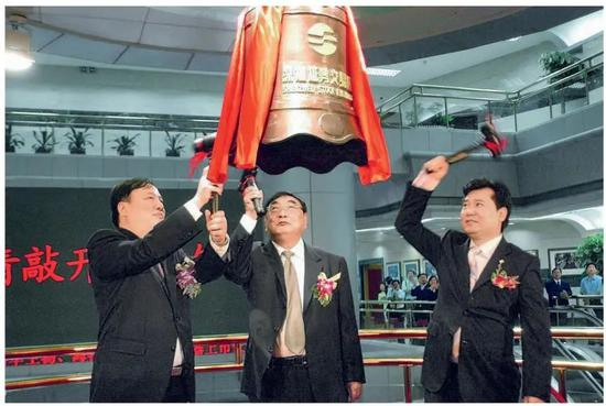 张近东在深交所敲钟