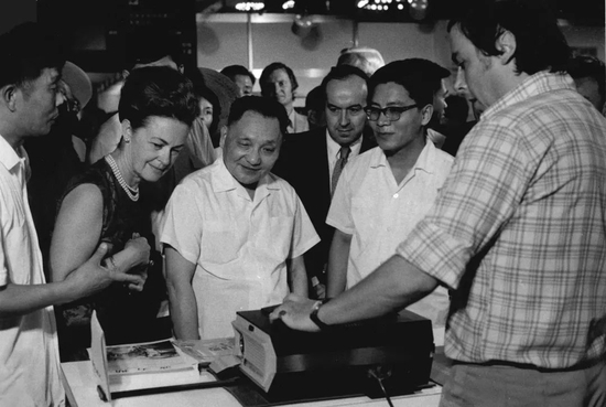 　△1974年8月13日，邓小平同志在北京参观应中国贸促会邀请来华举办的瑞士工业展览会