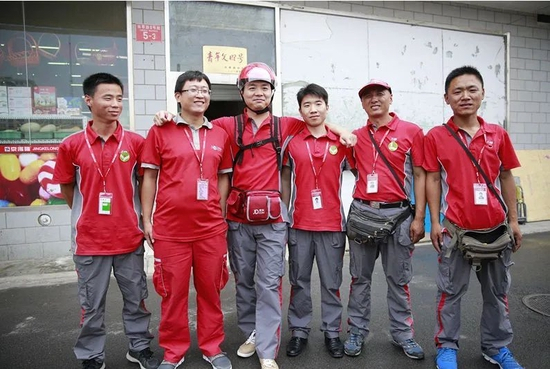  刘强东与员工合影。图/京东集团