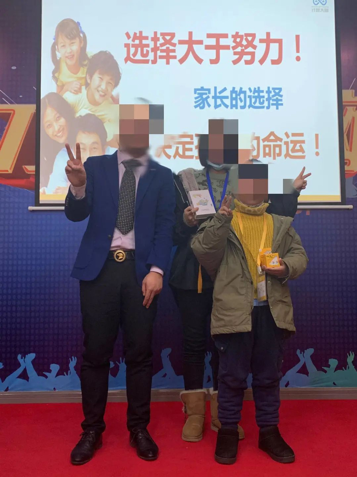 △学员报完名以后和本文作者合影