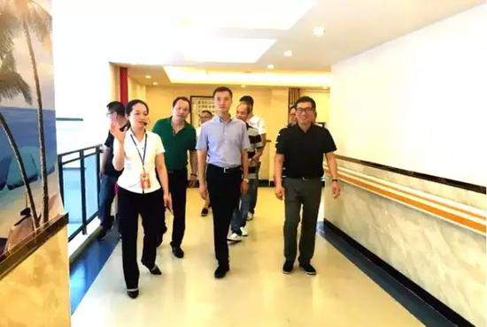 池方燃（右1）参观老年公寓