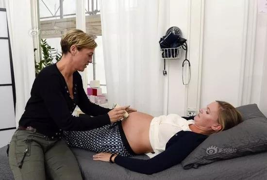 一名瑞典妈妈正在做产检 图自新浪