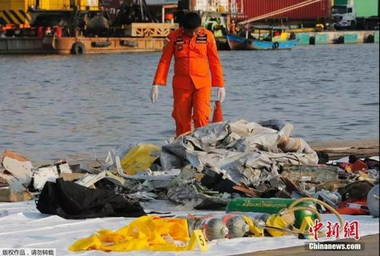 　　资料图：印尼西爪哇省，印尼狮航一架载有189人的客机坠毁，目前印尼搜救人员正潜入水中，打捞飞机的主要残骸。