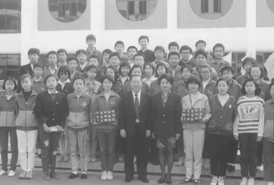 改建学校落成典礼上陈经纶先生和夫人赠送学生礼物