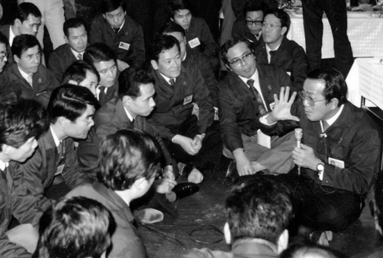 　▲给员工讲述经营哲学