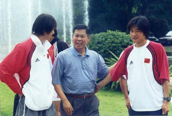 李经纬与健力宝少年队出身的李铁、李金羽交谈。@视觉中国