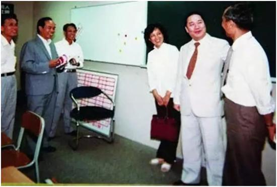 骆锦星（右一）与刘天就（右二）：一个是深圳第一个房地产公司负责人，一个是深圳特区第一个港商投资者。