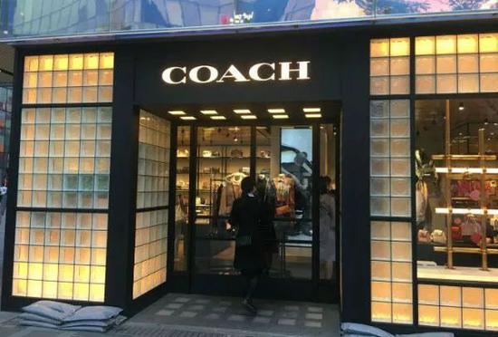 8月12日下午，Coach北京三里屯店内已不见涉事T恤，店员表示均已下架。（何清/摄）