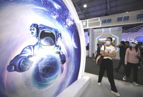 ▲2022年9月1日，北京，观众在首钢园展区“元宇宙全球现场”参观。