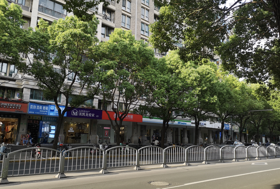 小区周边中介门店密集 每经记者 刘颂辉 摄