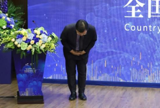 8月3日，碧桂园集团行政总裁莫斌上 台鞠躬致歉。来源：被访者供图