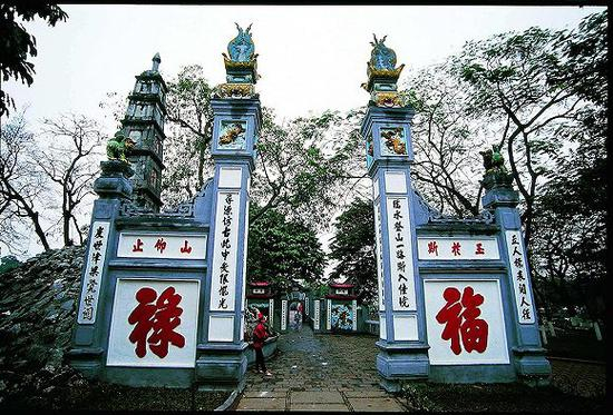 河内还剑湖畔的玉山寺大门。图片来源：视觉中国