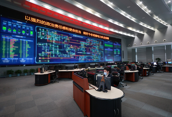 ▲国网湖南电力调控中心员工密切关注负荷变化，科学安排电网运行方式