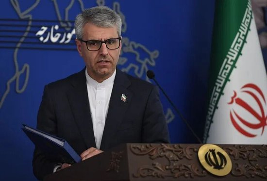 2月10日，伊朗外交部发言人巴加埃在首都德黑兰出席新闻发布会。他表示，以色列在伊美谈判中扮演着破坏性角色，呼吁美国外交政策不应受到以色列影响。新华社记者沙达提摄