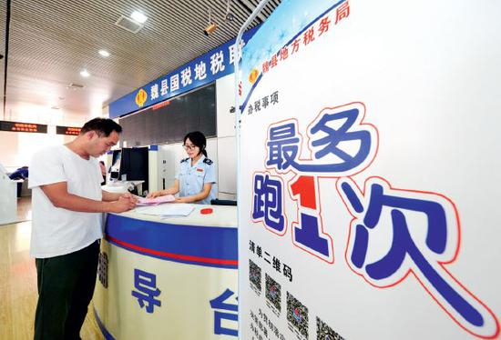 2018年6月12日，河北省魏县政务服务中心内的国税地税联合办税大厅，市民在咨询相关业务。图/新华