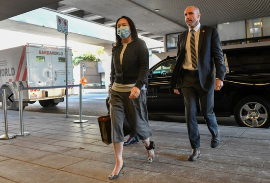 （图注：孟晚舟前往法院，旁听证人交叉质询）