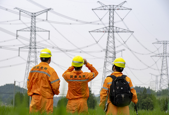 　▲国网安徽送变电员工在池州九华密集通道巡视电力线路