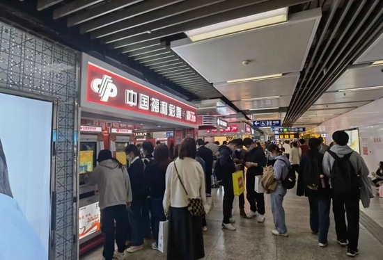 ▲地铁通道内的福彩自助机。薛庆元/摄
