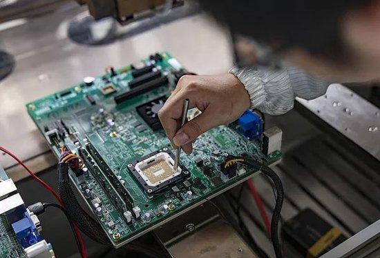 浙江省金华市龙芯科创园内,工作人员正在记录芯片数据。