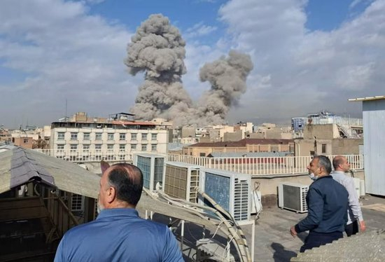 当地时间28日，伊朗德黑兰发生爆炸，当地升起浓烟。图源：美媒