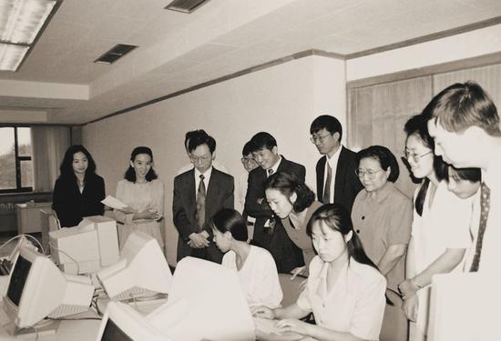 1996年，泰康第一份保单出单现场。来源：被访者供图