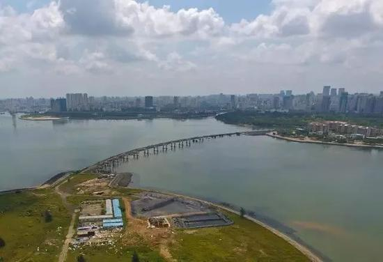 葫芦岛烂尾的栈桥&nbsp; 中房报记者 陈标志 ⁄ 摄