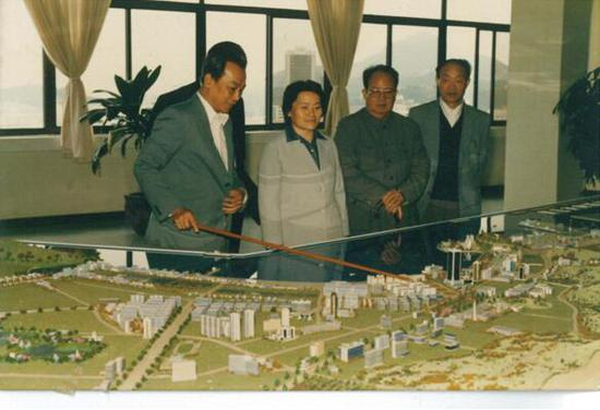 圖注：1986年11月，原紡織部吳文英部長(左二)聽取特區建設介紹